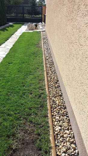 Stav před instalací, v sousedství nasákavého betonového obrubníku je patrná linie trávníkových rostlin buď již uschlých, nebo trpících nedostatkem vody a živin