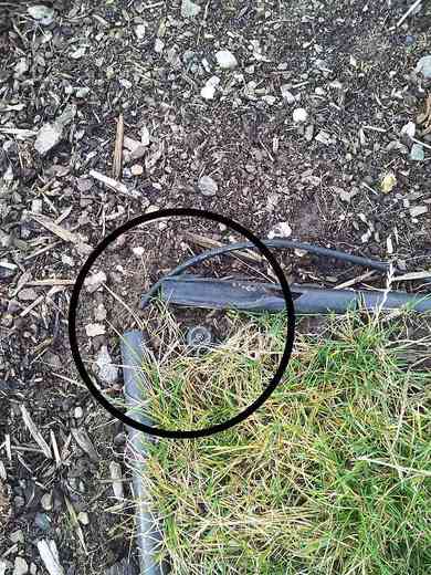 Absence spojek a nerespektování doporučení při spojování obrubníků vedla k jeho deformaci a tím k poškození při seči trávníku